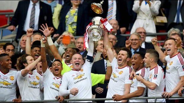rooney-lifts-fa-cup